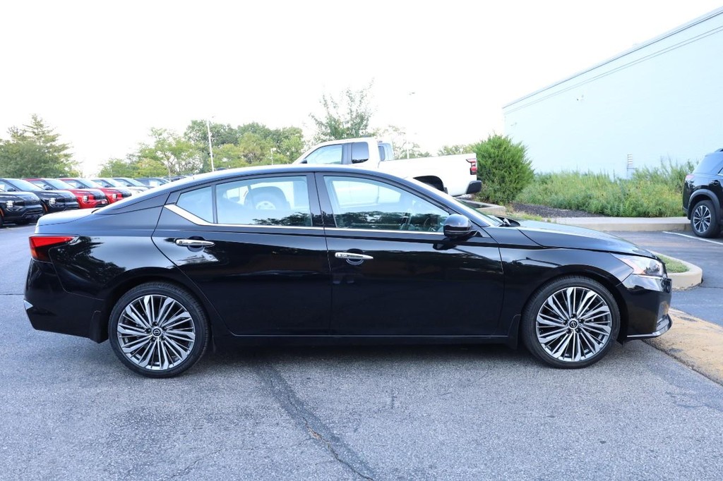 Nissan Altima Vehicle Full-screen Gallery Image 5