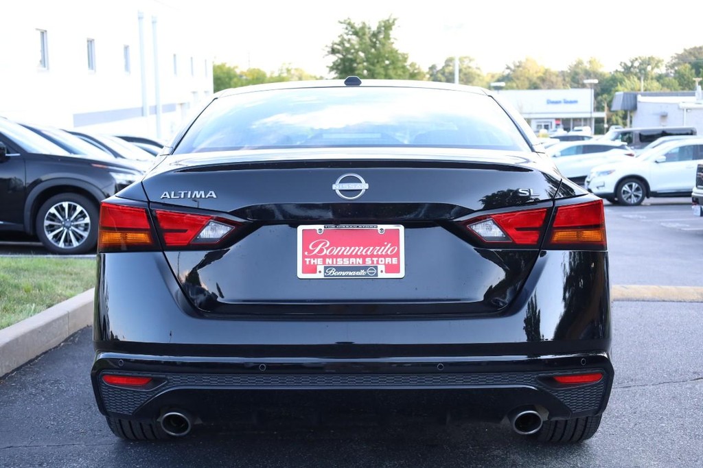 Nissan Altima Vehicle Full-screen Gallery Image 6