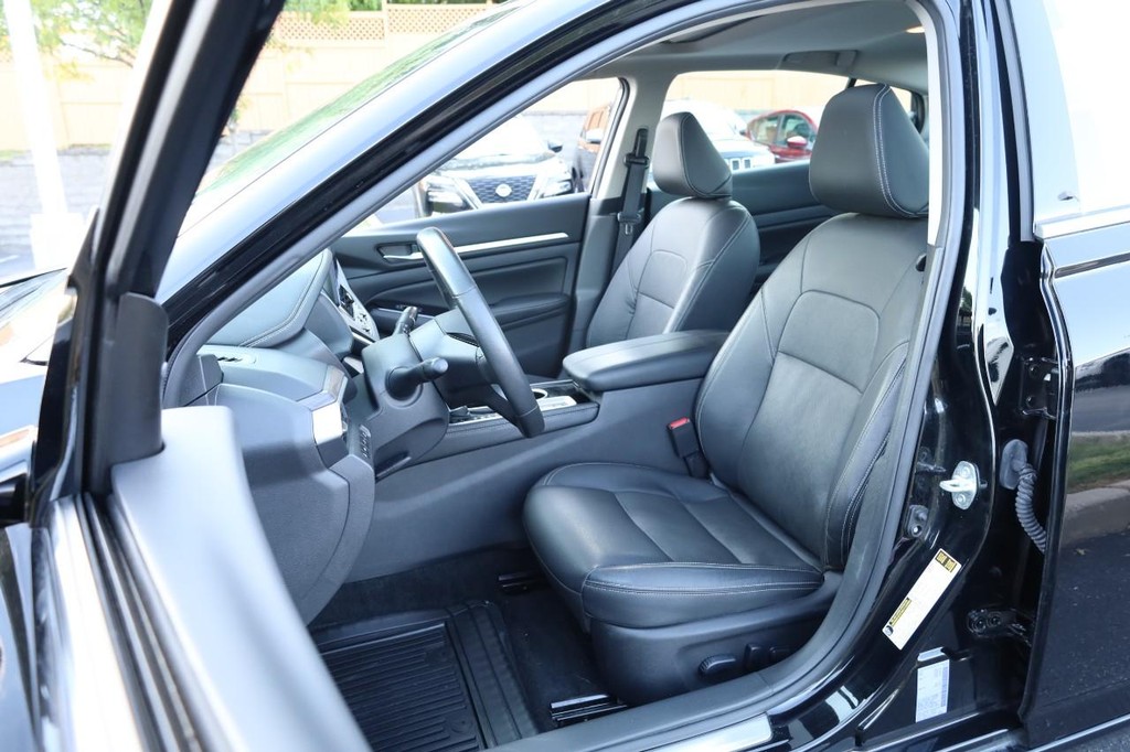 Nissan Altima Vehicle Full-screen Gallery Image 8