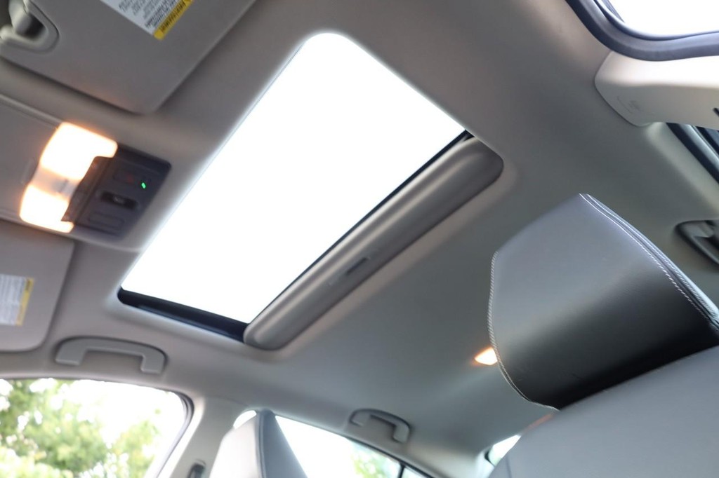 Nissan Altima Vehicle Full-screen Gallery Image 9