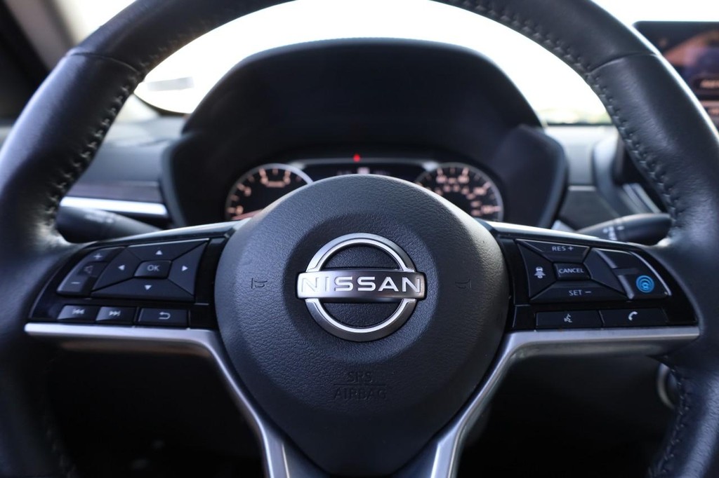 Nissan Altima Vehicle Full-screen Gallery Image 10