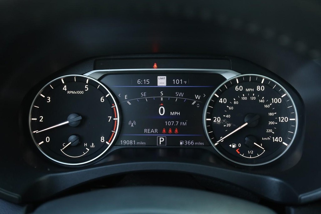 Nissan Altima Vehicle Full-screen Gallery Image 11