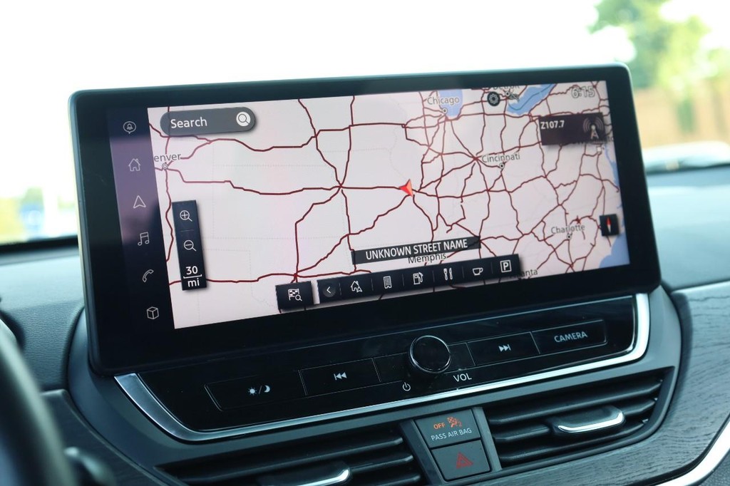 Nissan Altima Vehicle Full-screen Gallery Image 13