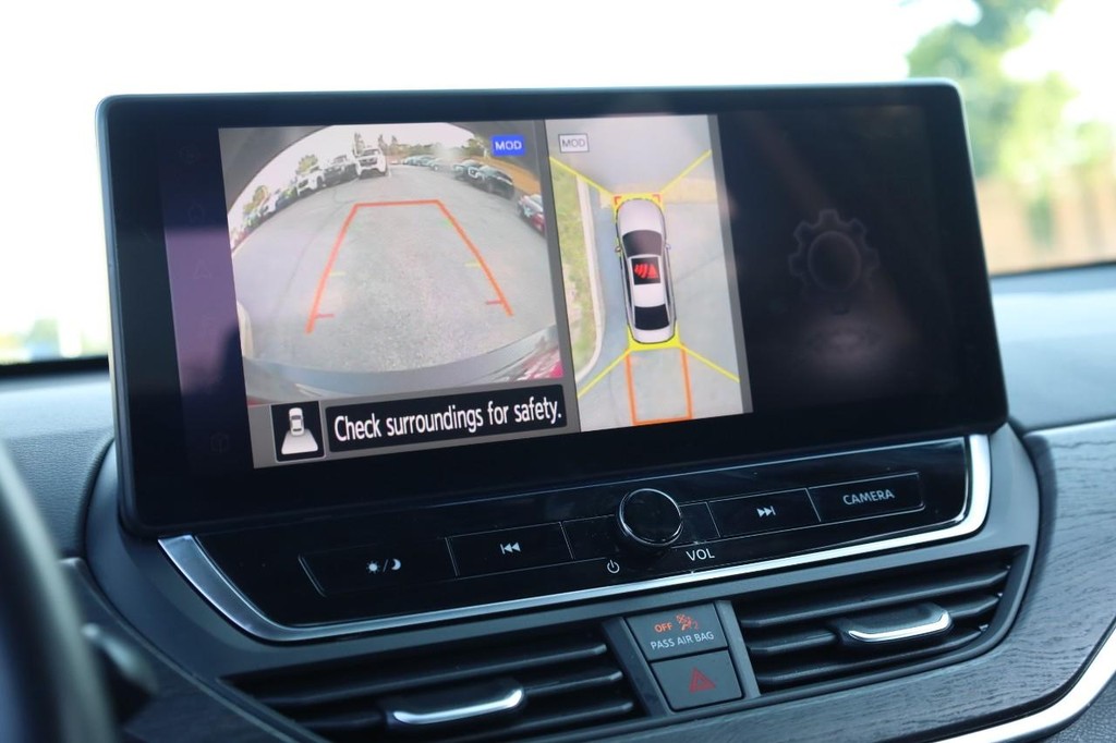 Nissan Altima Vehicle Full-screen Gallery Image 14