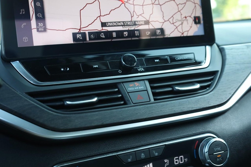 Nissan Altima Vehicle Full-screen Gallery Image 15