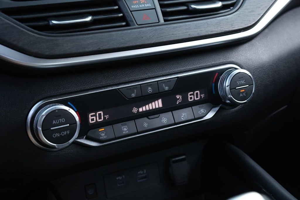 Nissan Altima Vehicle Full-screen Gallery Image 16