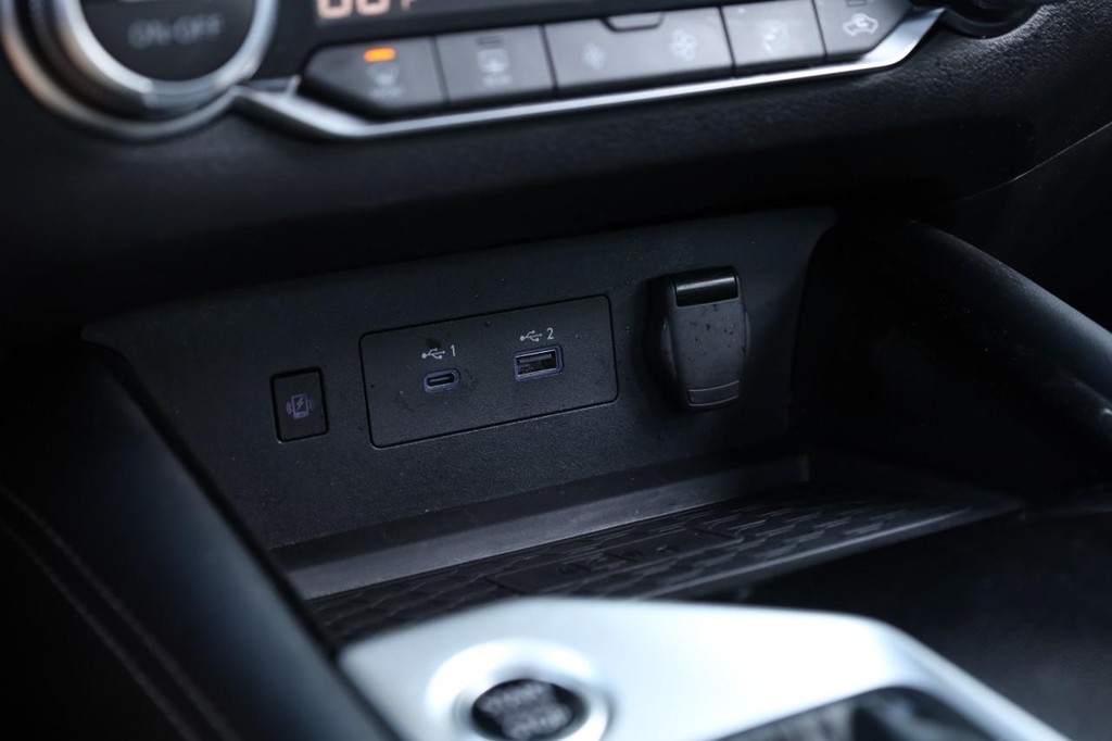 Nissan Altima Vehicle Full-screen Gallery Image 17