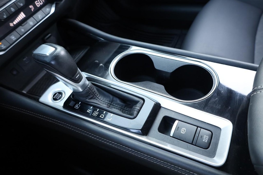 Nissan Altima Vehicle Full-screen Gallery Image 18