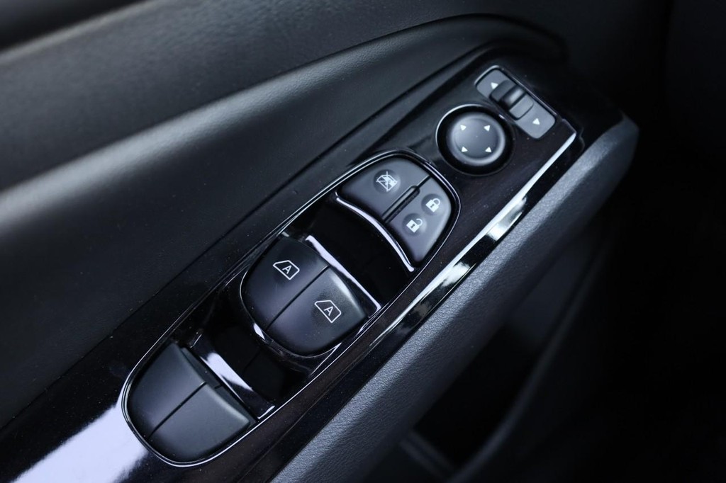 Nissan Altima Vehicle Full-screen Gallery Image 20