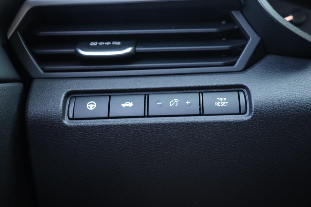 Nissan Altima Vehicle Full-screen Gallery Image 21