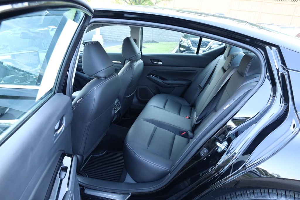 Nissan Altima Vehicle Full-screen Gallery Image 22