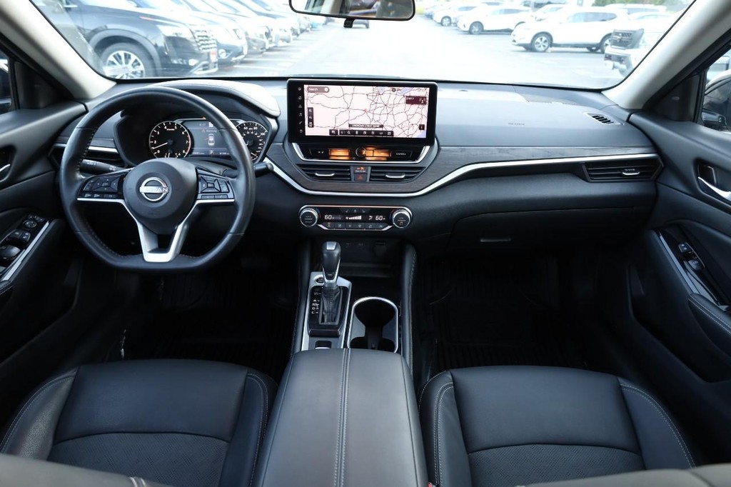 Nissan Altima Vehicle Full-screen Gallery Image 24