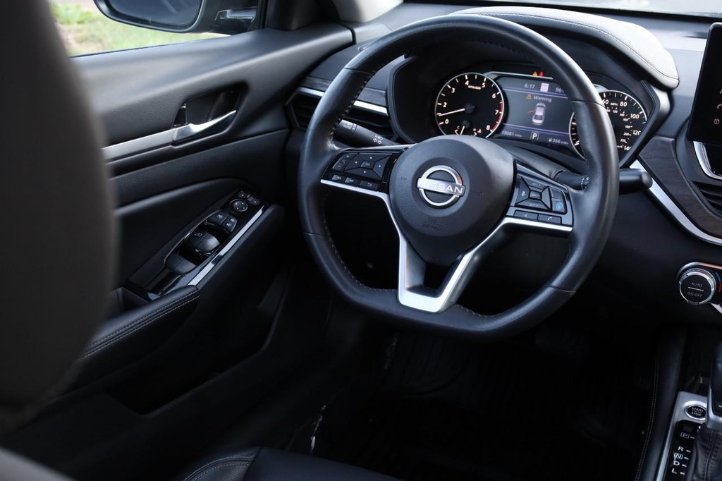 Nissan Altima Vehicle Full-screen Gallery Image 25