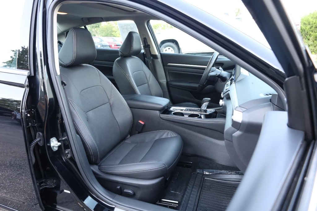 Nissan Altima Vehicle Full-screen Gallery Image 26