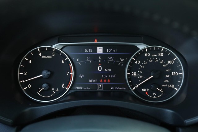 Nissan Altima Vehicle Image 11