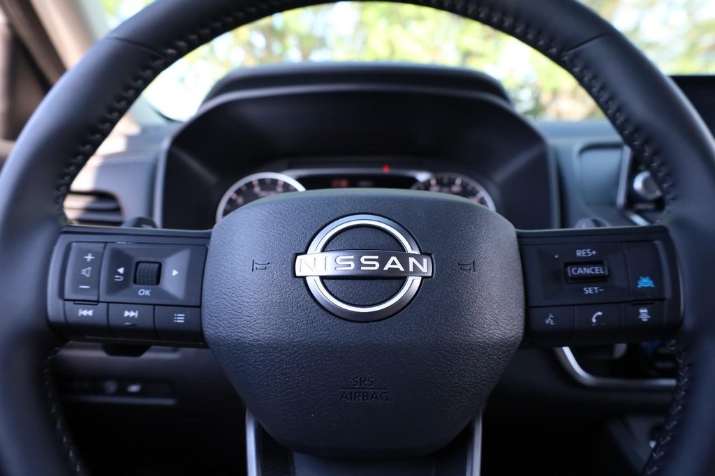 Nissan Rogue Vehicle Image 09