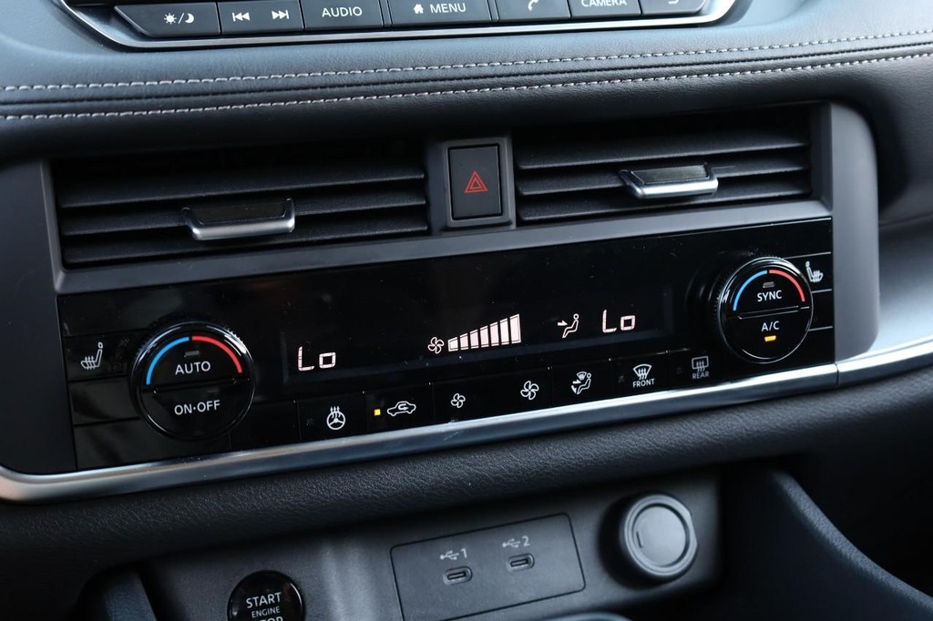 Nissan Rogue Vehicle Image 13