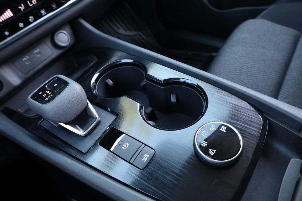 Nissan Rogue Vehicle Image 16