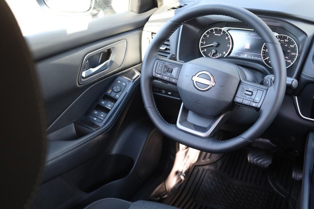 Nissan Rogue Vehicle Image 24
