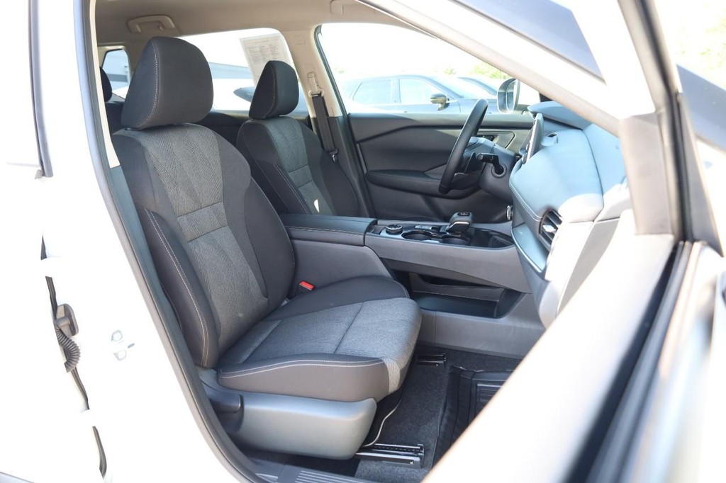Nissan Rogue Vehicle Image 25