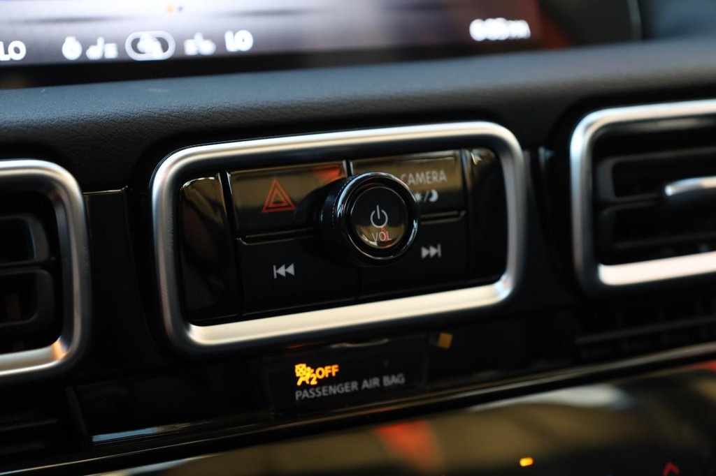 Nissan Sentra Vehicle Image 14
