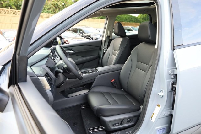Nissan Rogue Vehicle Image 08