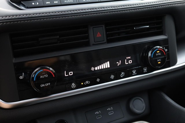 Nissan Rogue Vehicle Image 15