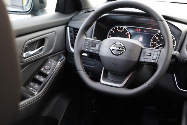 Nissan Rogue Vehicle Image 25