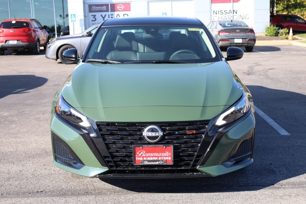 Nissan Altima Vehicle Full-screen Gallery Image 4
