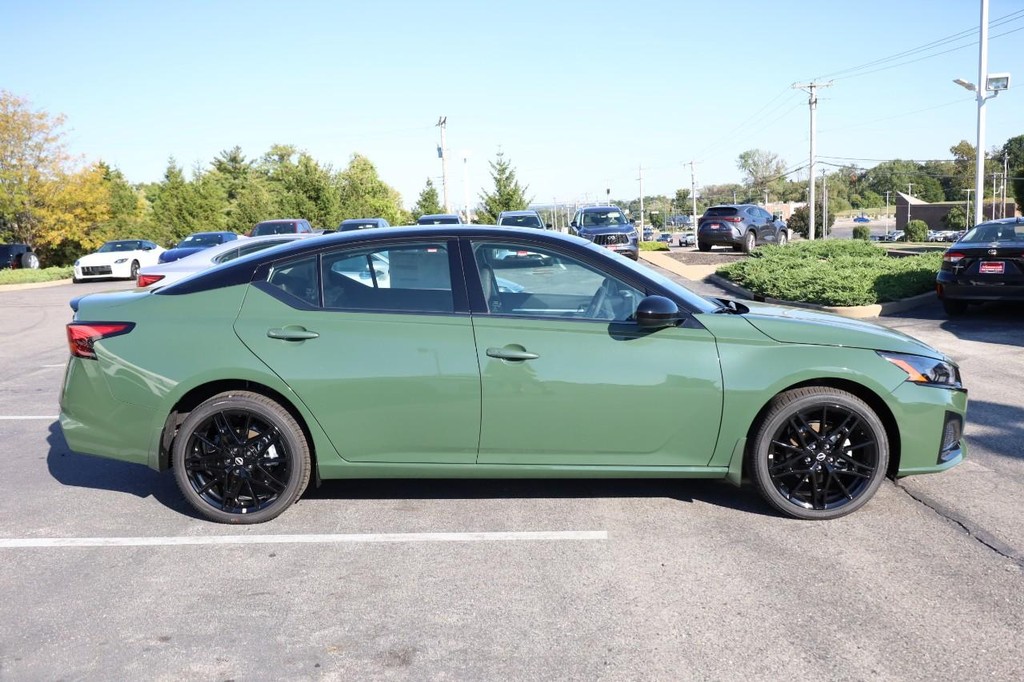 Nissan Altima Vehicle Full-screen Gallery Image 5