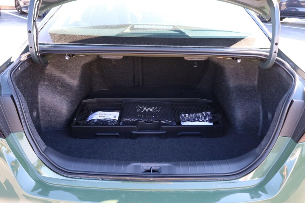 Nissan Altima Vehicle Full-screen Gallery Image 7