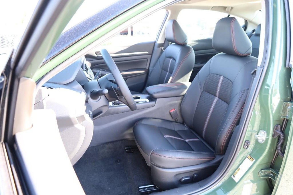 Nissan Altima Vehicle Full-screen Gallery Image 8
