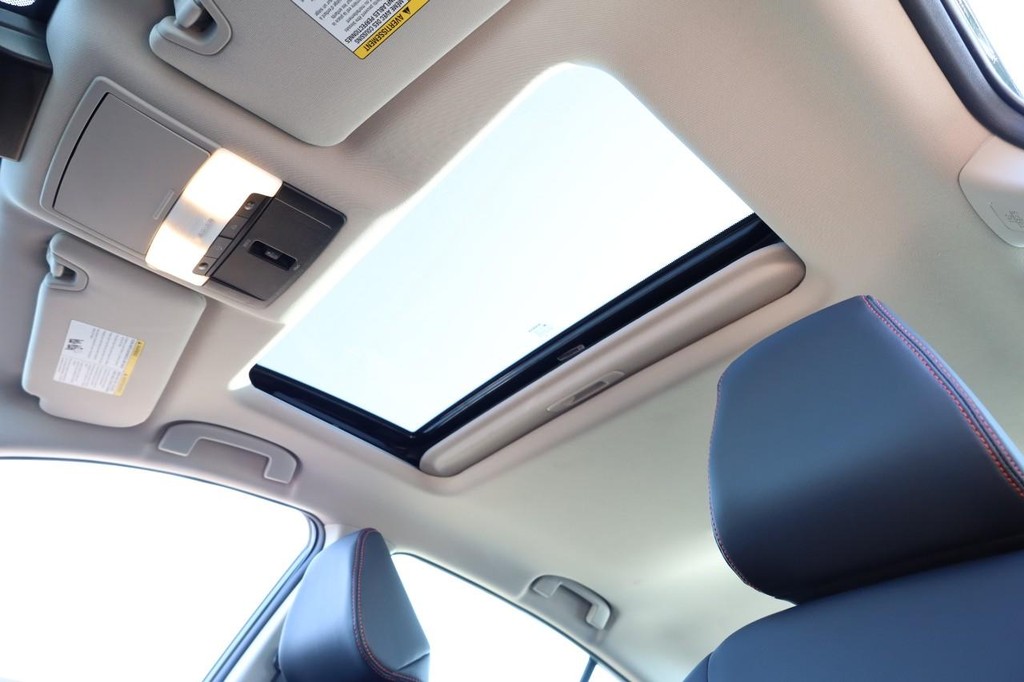 Nissan Altima Vehicle Full-screen Gallery Image 9