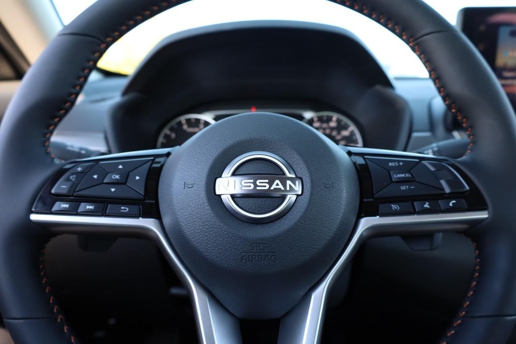 Nissan Altima Vehicle Full-screen Gallery Image 10