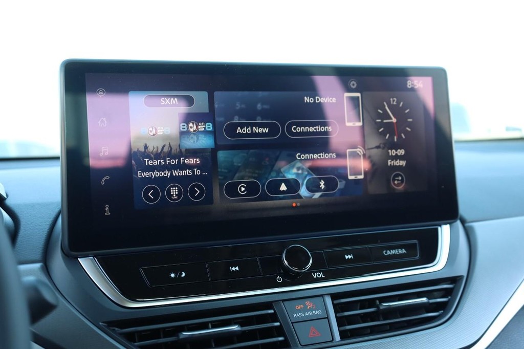 Nissan Altima Vehicle Full-screen Gallery Image 12