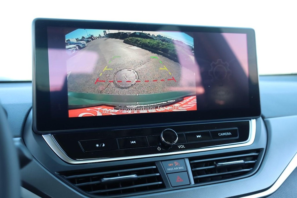 Nissan Altima Vehicle Full-screen Gallery Image 13