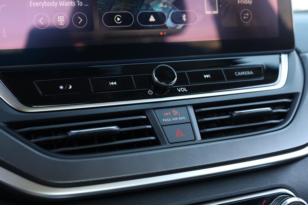 Nissan Altima Vehicle Full-screen Gallery Image 14