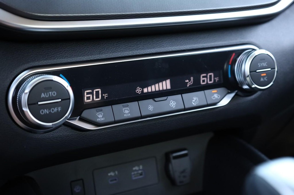 Nissan Altima Vehicle Full-screen Gallery Image 15