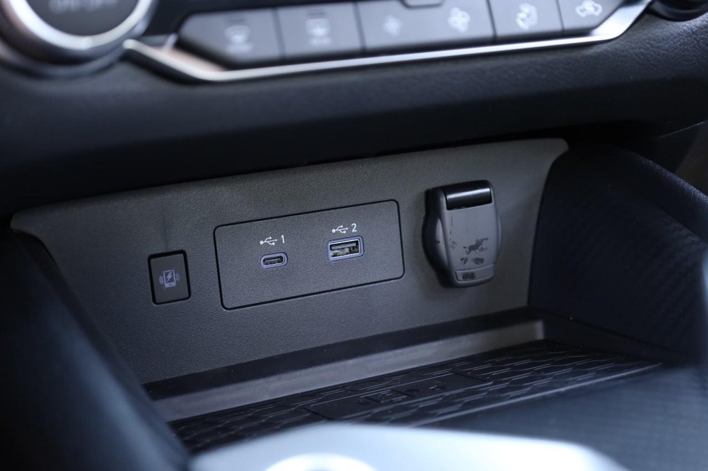 Nissan Altima Vehicle Full-screen Gallery Image 16