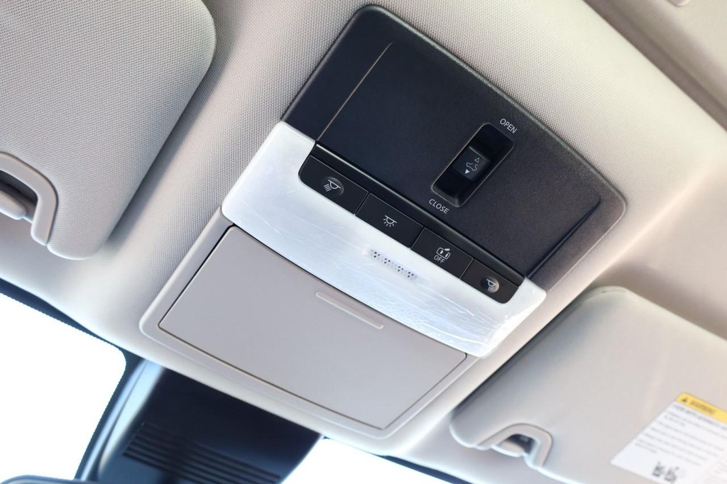 Nissan Altima Vehicle Full-screen Gallery Image 18