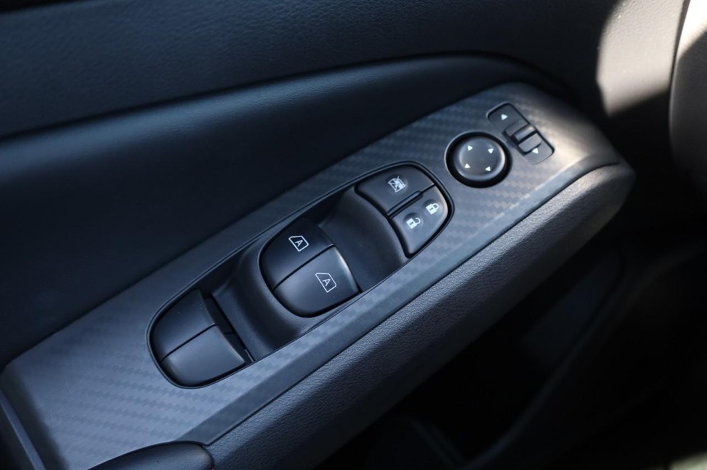 Nissan Altima Vehicle Full-screen Gallery Image 19