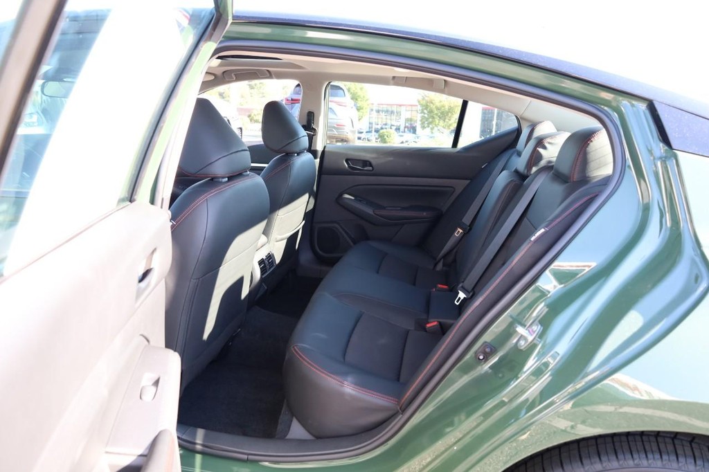 Nissan Altima Vehicle Full-screen Gallery Image 21