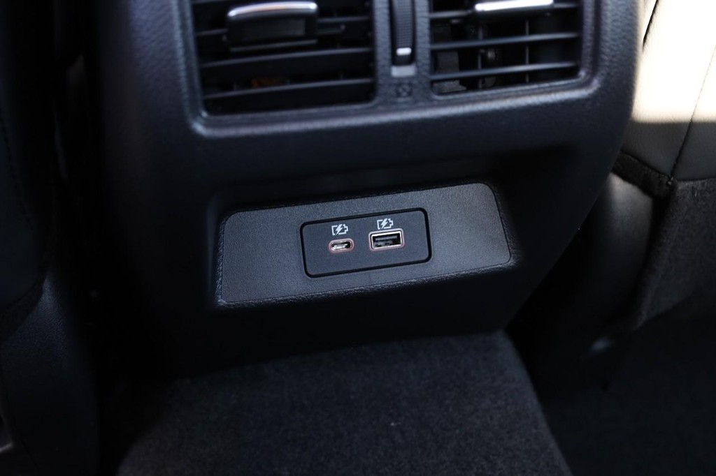 Nissan Altima Vehicle Full-screen Gallery Image 22