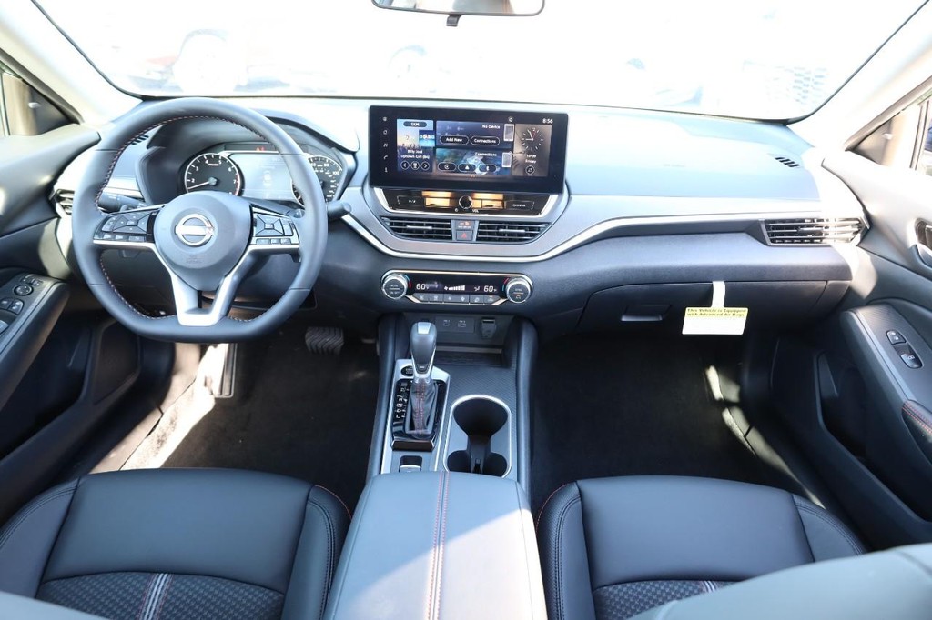 Nissan Altima Vehicle Full-screen Gallery Image 23