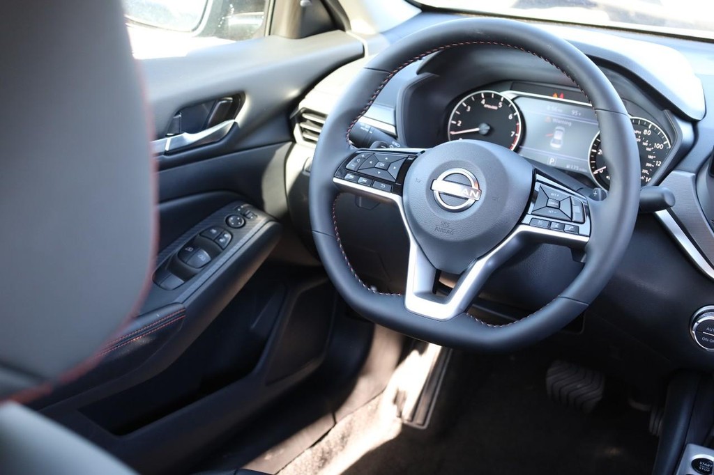 Nissan Altima Vehicle Full-screen Gallery Image 24