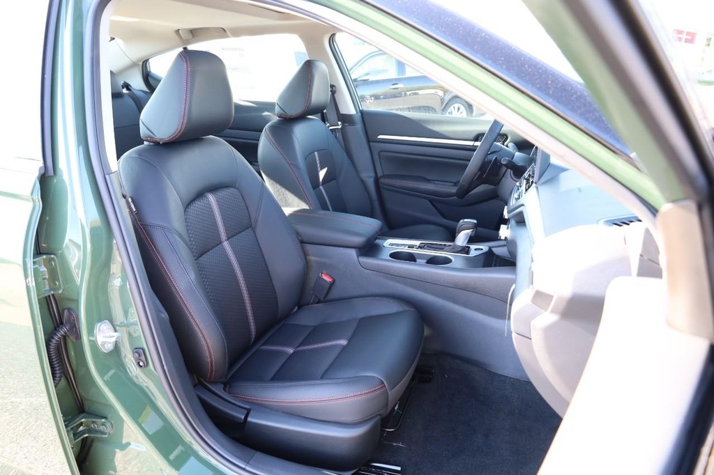 Nissan Altima Vehicle Full-screen Gallery Image 25