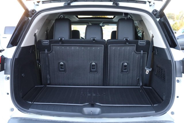 Nissan Pathfinder Vehicle Full-screen Gallery Image 7