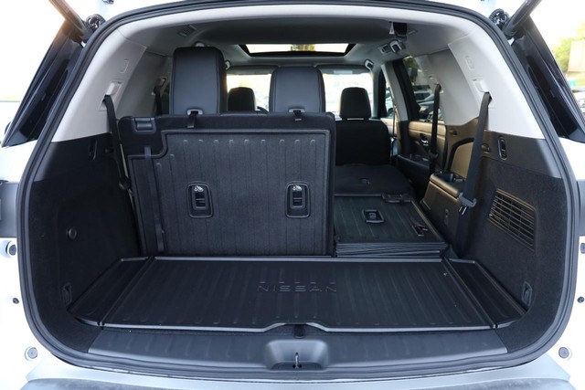 Nissan Pathfinder Vehicle Full-screen Gallery Image 8