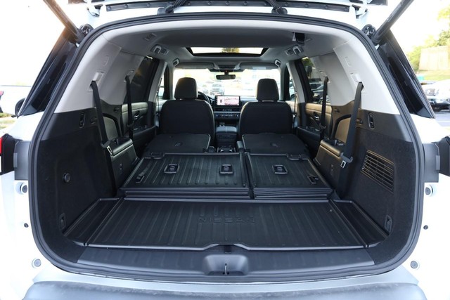 Nissan Pathfinder Vehicle Full-screen Gallery Image 9