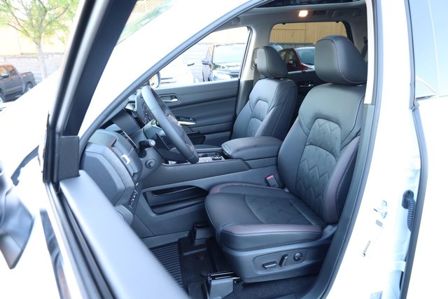 Nissan Pathfinder Vehicle Full-screen Gallery Image 10